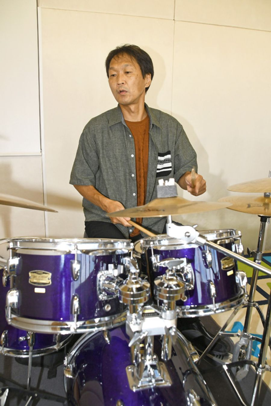 「自分の中でドラムに対する火は消えていない」と話す道倉康介さん(高知市内)