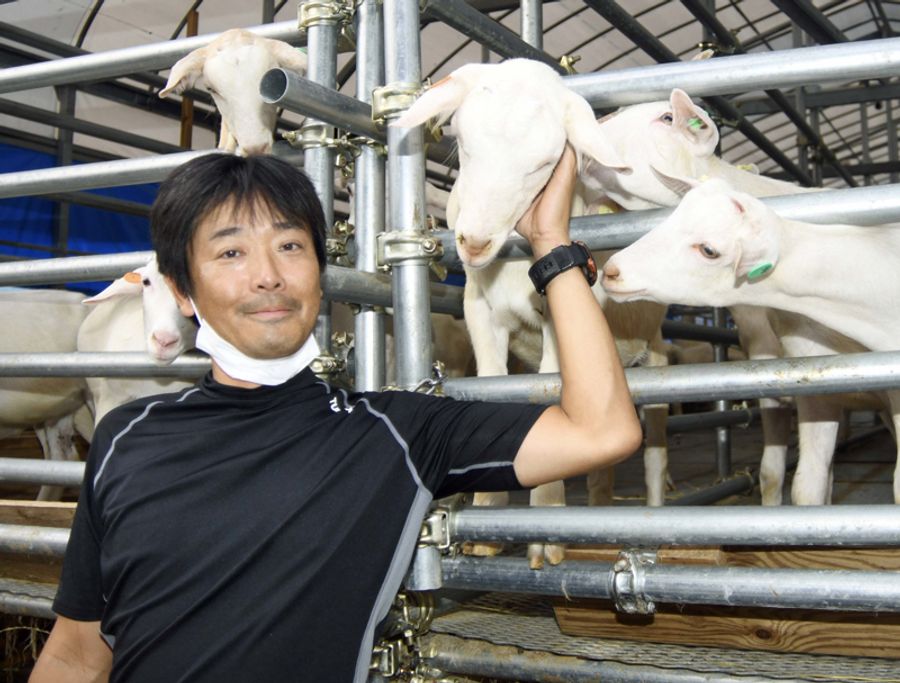 日本でも珍しいヤギ専門牧場を経営していた川添建太郎さん。「新しい食文化を根付かせたい」と意欲を燃やしていた（２０２０年９月、南国市の川添ヤギ牧場）