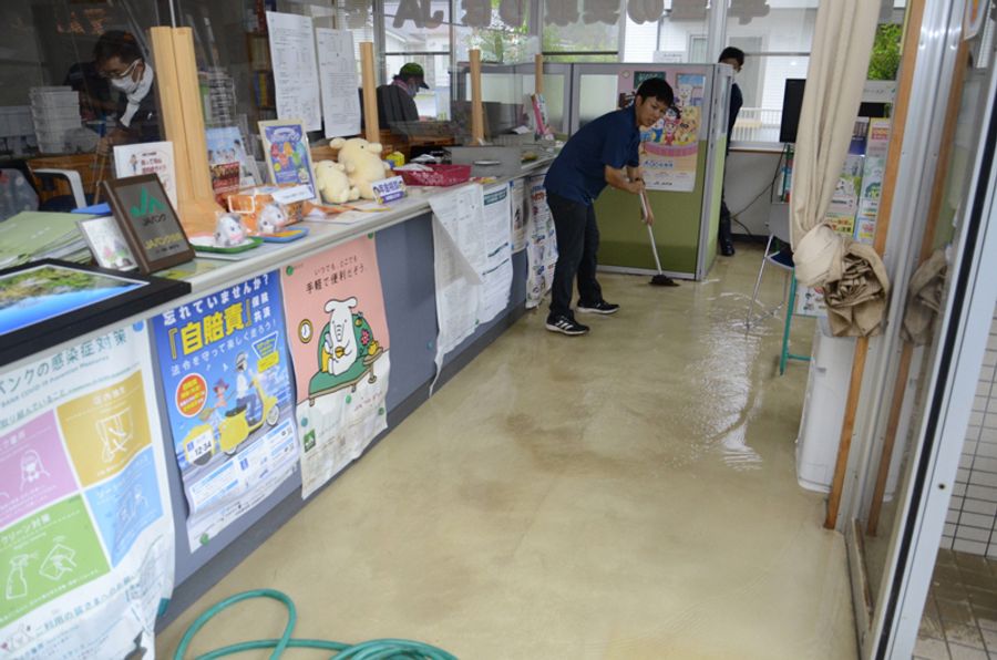 JA土佐くろしお上ノ加江支所が浸水。職員が泥出しに追われた(17日午後2時25分ごろ、中土佐町上ノ加江)