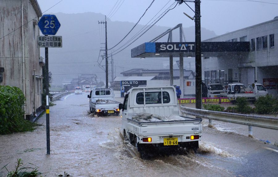 近くの笹場川があふれて冠水した県道25号(17日午前10時ごろ、中土佐町上ノ加江)
