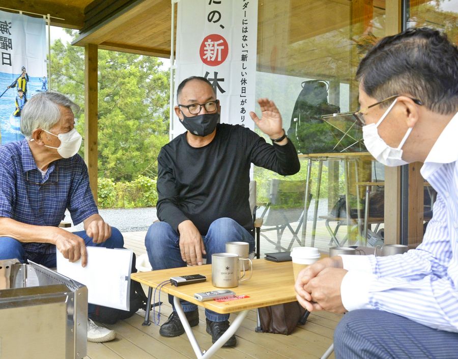 「文明社会が高度になるほど、美しい自然のニーズは高まっていく」と話す山井太会長＝中央（越知町片岡）