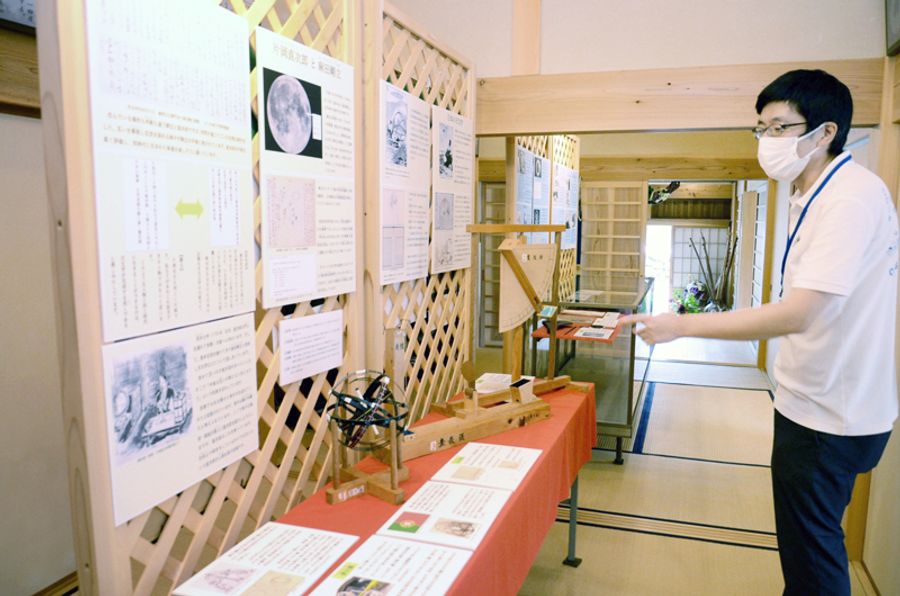 片岡直次郎が活躍した当時の天体観測機器の模型などを展示した企画展(津野町の吉村虎太郎邸)