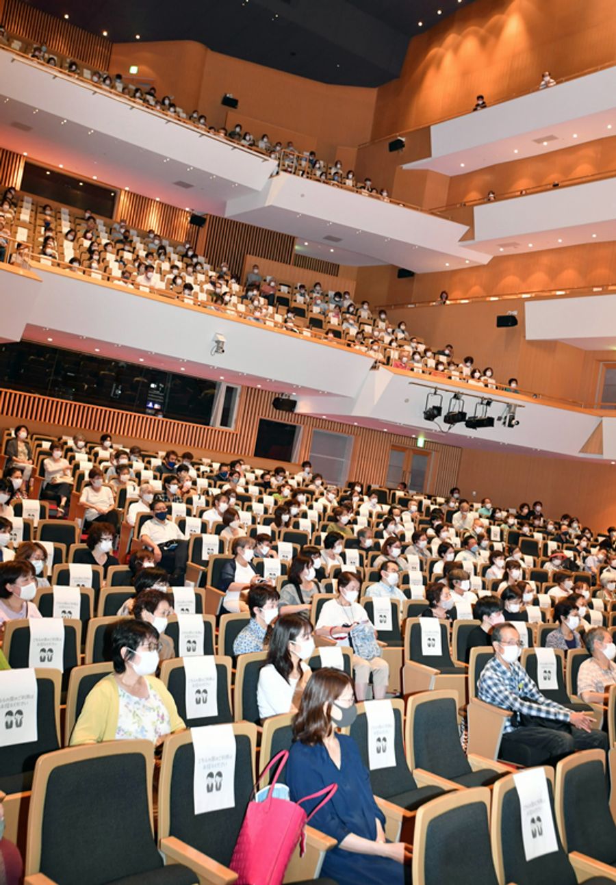 コロナ対策を講じて開催された今年の高知市夏季大学。受講者はマスクを着用し、１席ずつ空けて座った（同市の「かるぽーと」＝山下正晃撮影）