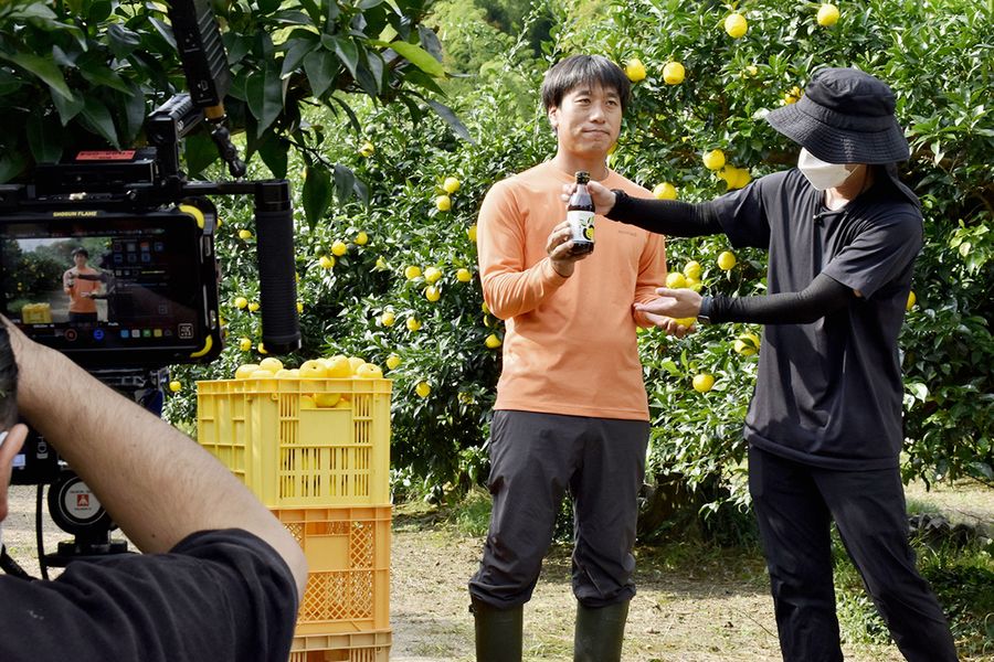 ユズ畑でCM撮影に参加した地元農家(安芸市井ノ口乙)