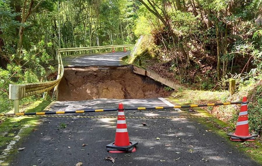 10メートルにわたり陥没した県道大方大正線(18日午前11時ごろ、四万十町打井川)