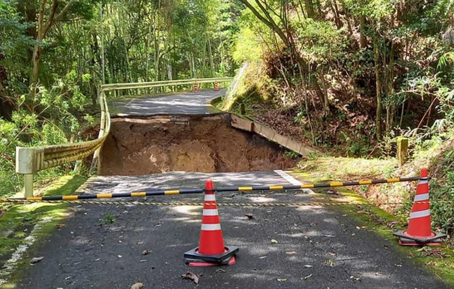 １０メートルにわたり陥没した県道大方大正線（１８日午前１１時ごろ、四万十町打井川）