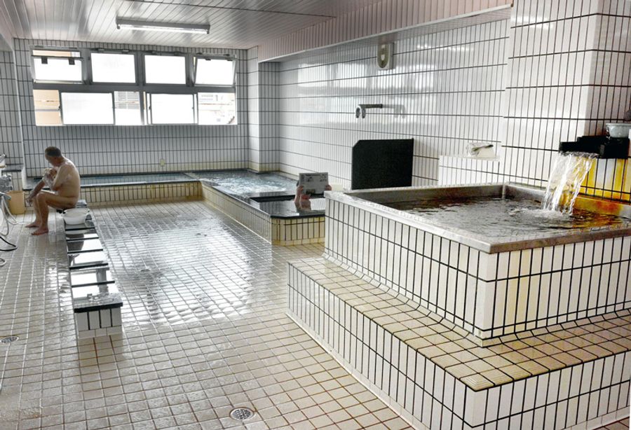 右手前が水風呂。水温16度。しっかり体を冷やせる