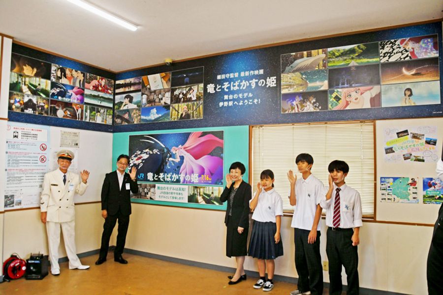 映画「竜とそばかすの姫」のシーンで壁を飾ったJR伊野駅舎(いの町)