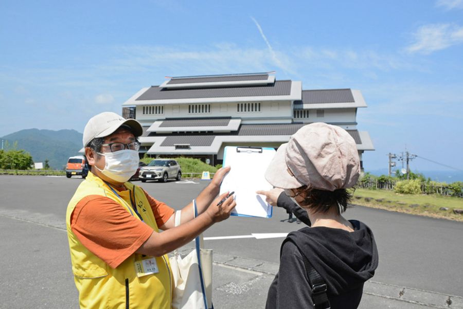 ８月１日、中土佐町の黒潮本陣での観光統計調査の様子。筆者は帽子が似合わないが、そんなことは言っていられない暑さだった（実際は旅行者に声をかけているが、肖像権の関係で撮影はスタッフがモデルに）