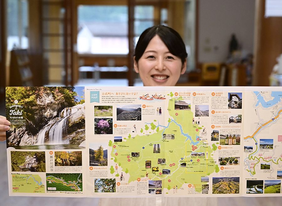 新たな観光スポットなどを紹介した「土佐町観光ガイド」(土佐町役場)