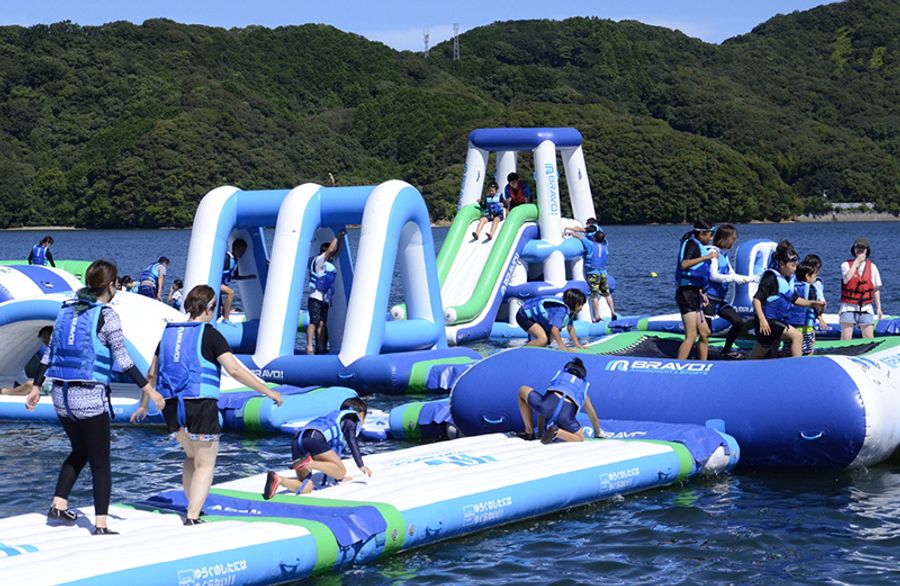 今夏も登場した海上アスレチック(須崎市の浦ノ内湾)