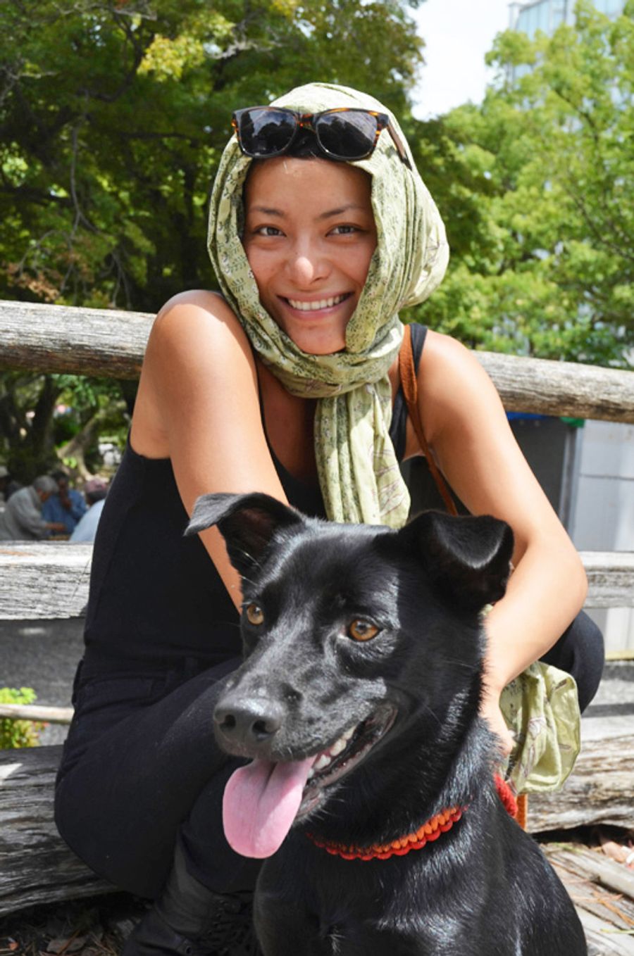高知城下を散策する菅原小春さん。愛犬パクチーと一緒に(高知市の藤並公園)