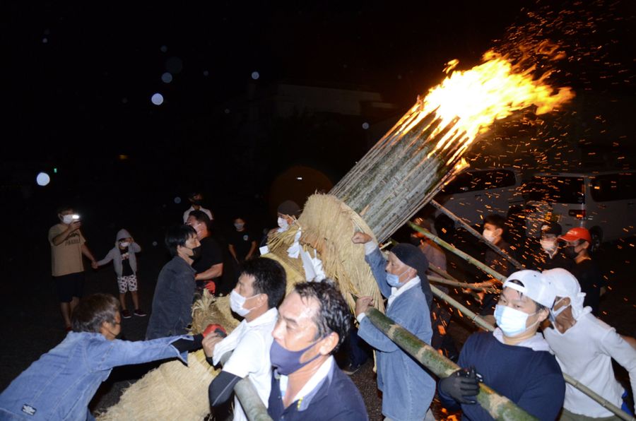 動画 長さ６メートル ２年ぶりの大たいまつ 久礼八幡宮で御神穀祭 高知県中土佐町 高知新聞