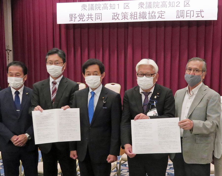 消費税減税や脱原発などの政策で市民団体、県内野党と合意した武内則男(右から2人目)、広田一(同3人目)の両氏=高知市鷹匠町1丁目