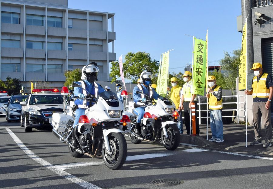 ヘルメット購入補助や秋の全国交通安全運動の周知のため出発する白バイ隊 (高知市大津乙の高知東署)