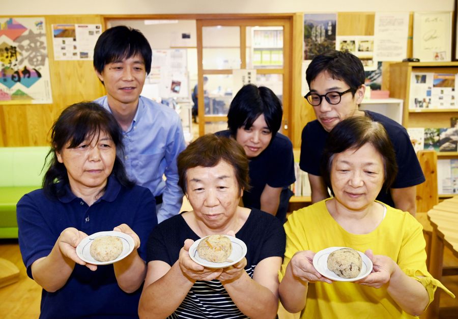 村の特産の鶏肉や牛肉をふんだんに使ったにぎりめしをＰＲする「おかあさん食堂」のメンバーら（大川村船戸の村のえき「結いの里」）