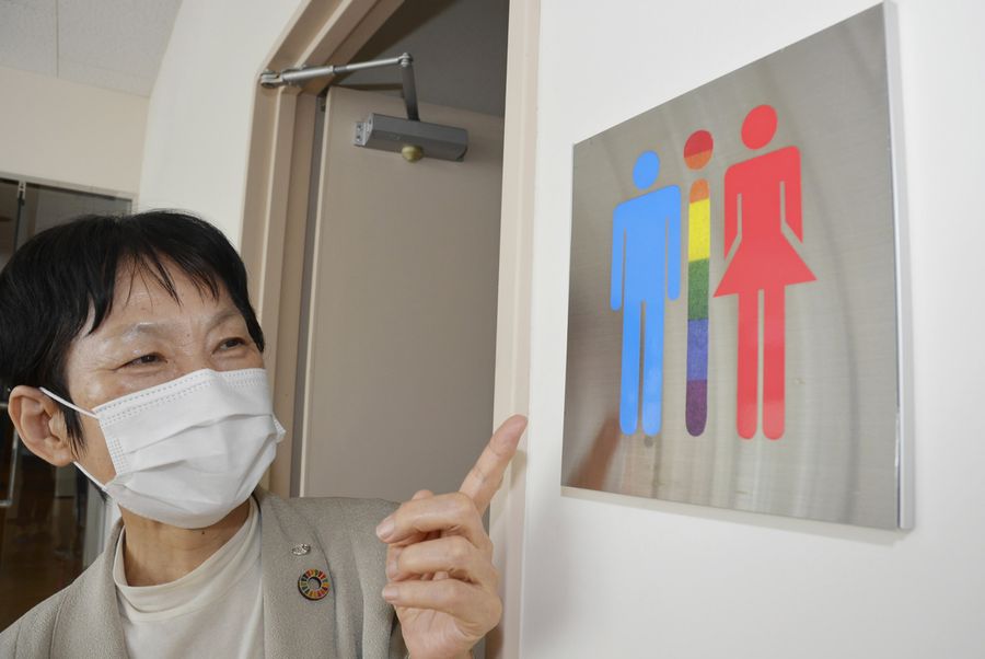 性的少数者への配慮から虹色にデザインした多目的トイレ(香南市香我美町下分の高知機型工業)