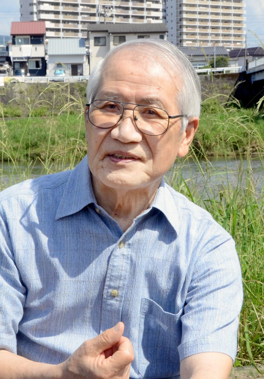 「何がきっかけで人生が開けるか分かりませんね」と笑う柳井卓さん。今も近所の鏡川を散歩中にメロディーが浮かぶという（高知市鴨部１丁目）