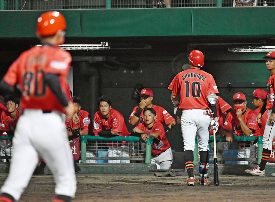 【高知FD―香川OG】9回裏、FD最後の打者桑原=背番号(10)=が空振り三振に倒れ、ベンチに戻る姿をぼうぜんと見つめるナインら(高知球場=山下正晃撮影)