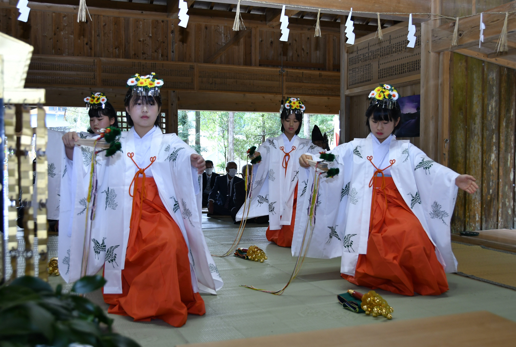 衣装一新し 浦安の舞 奉納 高知県東洋町で甲浦八幡宮秋祭り 高知新聞