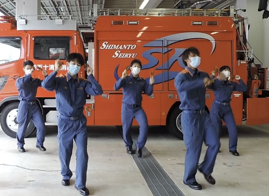 写真はいずれも１００人以上が参加した動画「しまんとよさこい総踊り」のシーン