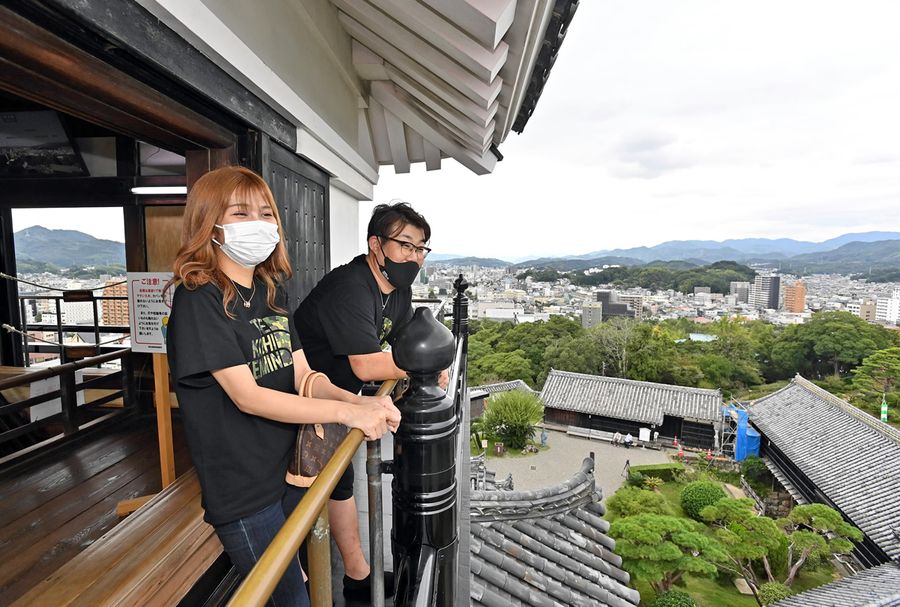 高知市内の県立集客施設の休館が終了。高知城では県外客らが景観を楽しんだ（森本敦士撮影）