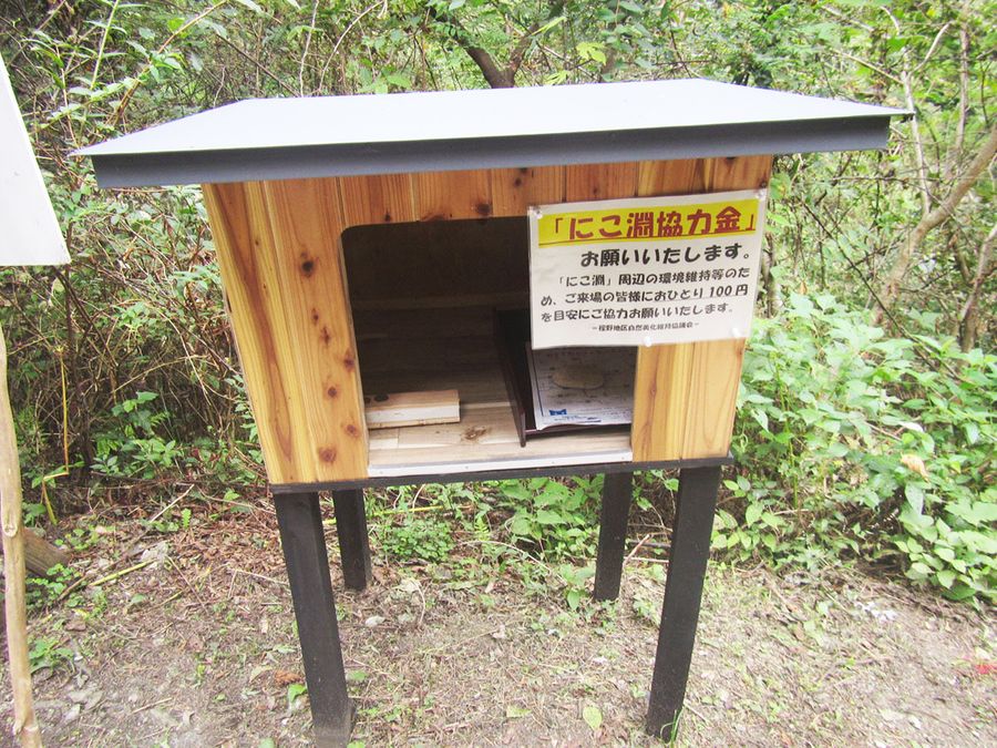 内部から募金箱が消えた棚(写真はいずれもいの町清水上分=いの町観光協会提供)