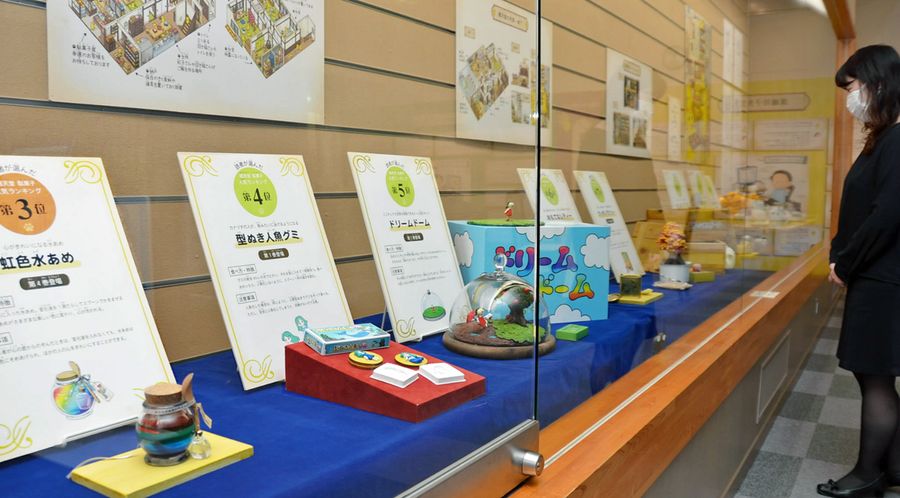作中に登場する駄菓子を再現したものなどが並ぶ「ふしぎ駄菓子屋 銭天堂」の企画展(高知市の県立文学館)