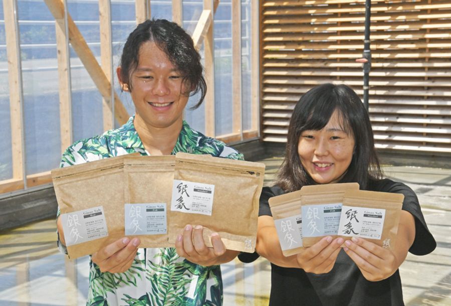 「食材の味を引き立てたい」と話す塩職人の小松さん夫妻(土佐市新居)
