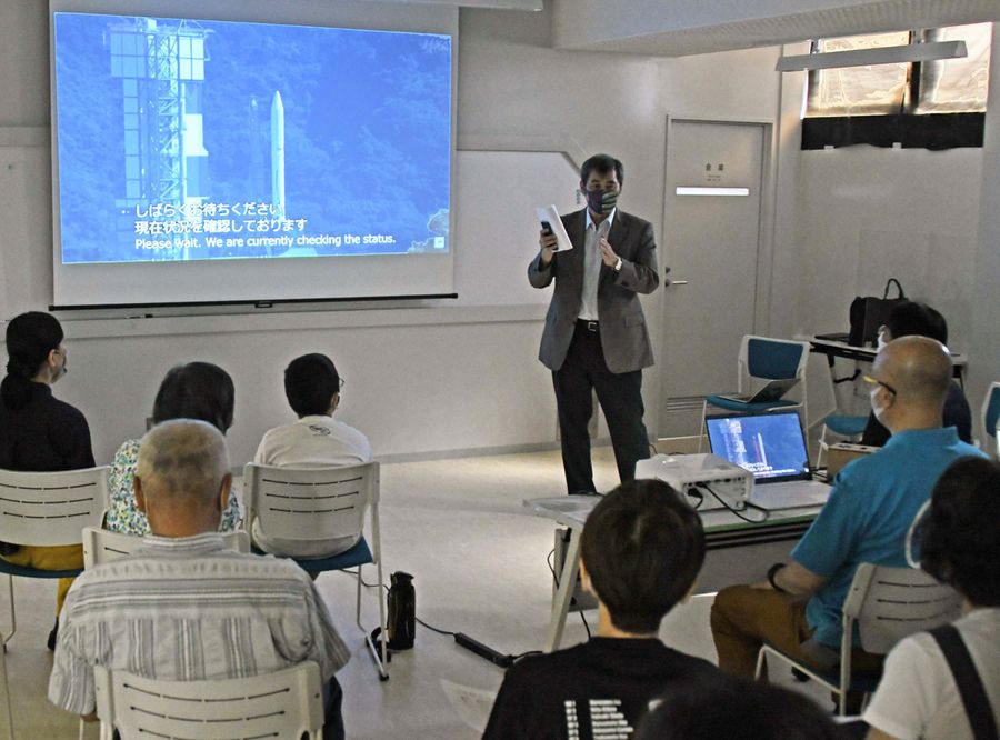 打ち上げを見ようと開かれたPV。集まった人々は中止にがっかり(南国市の海洋堂SpaceFactoryなんこく)