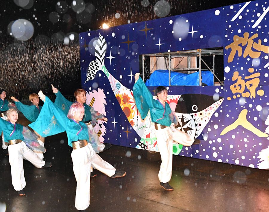 地方車と一緒に演舞する旅鯨人(高知市の高知新港=山下正晃撮影)