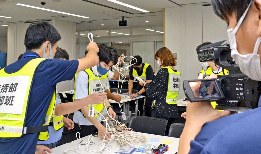 動画撮影のカメラの前で行われた災害対策本部設置の訓練（香南市役所）