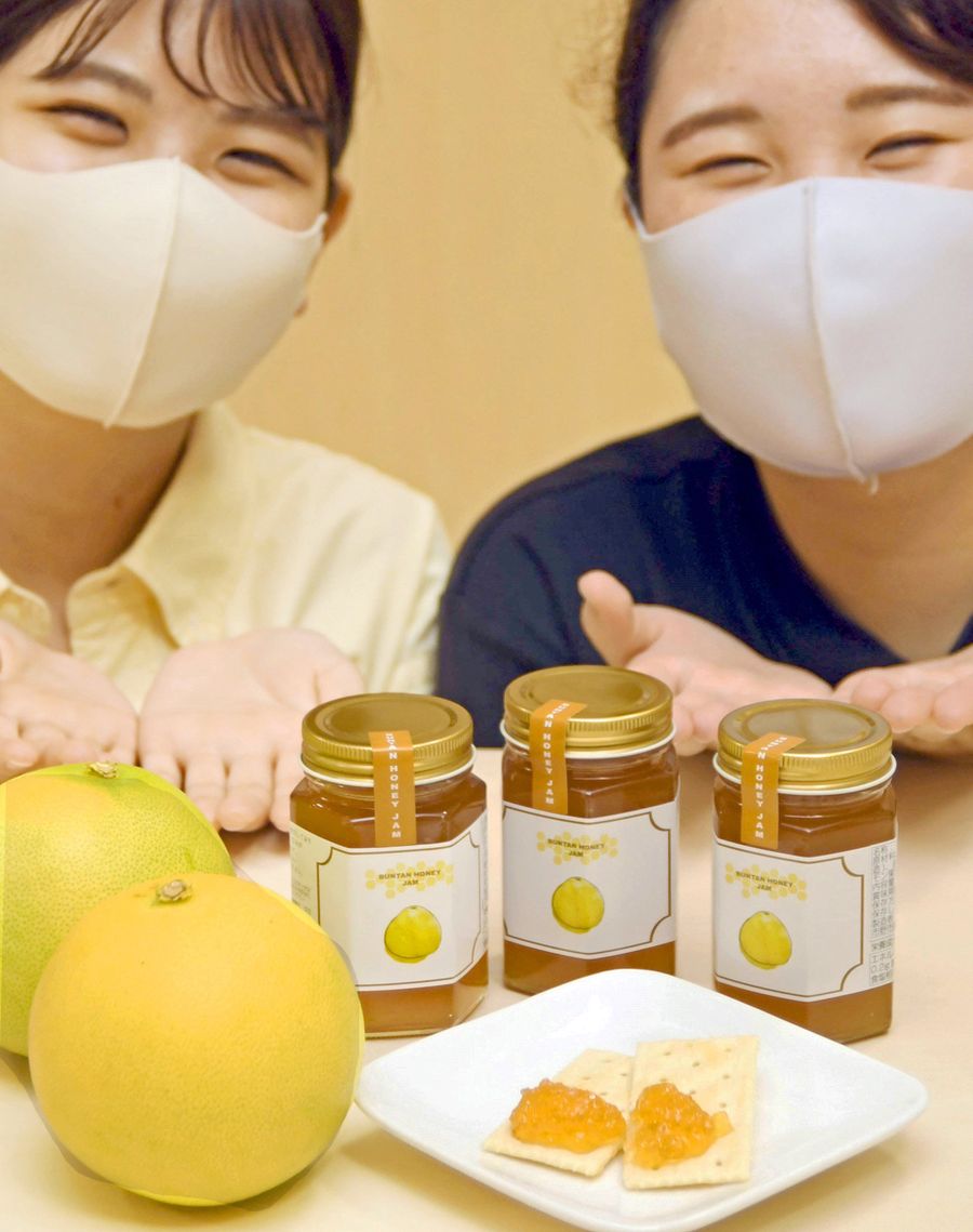 「ブンタンのおいしさや魅力を伝えたい」とジャムをPRする高知工科大学の学生(高知市の高知工科大永国寺キャンパス)