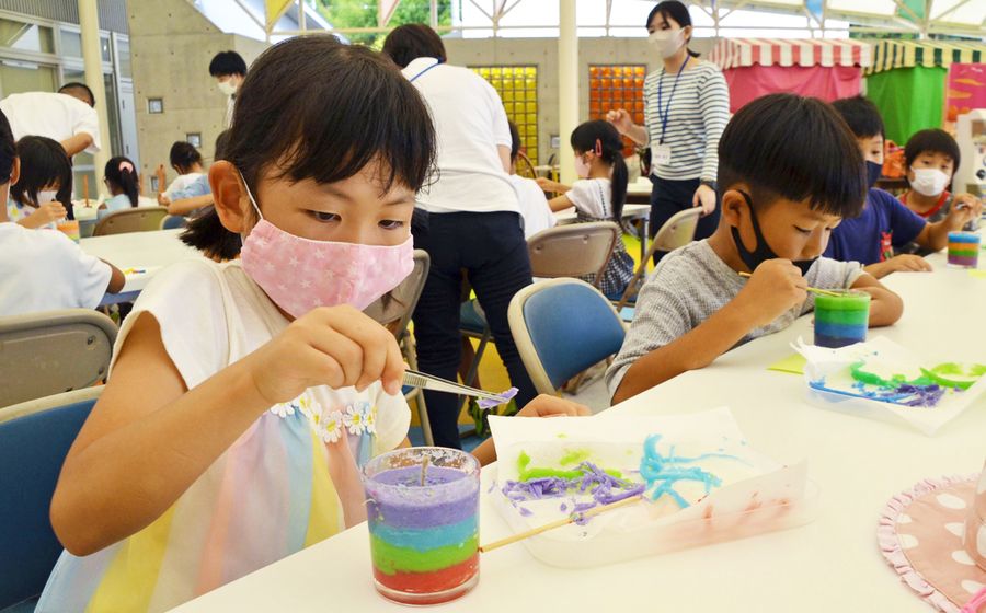 真剣な表情でキャンドルを作る児童(香南市野市町大谷のアクトランド)