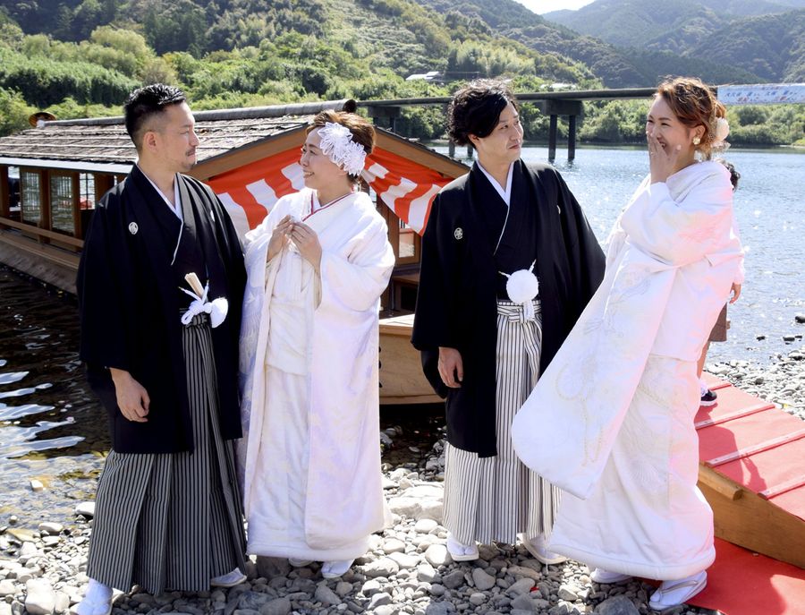 四万十川で船上結婚式を挙げた2組(四万十市三里)