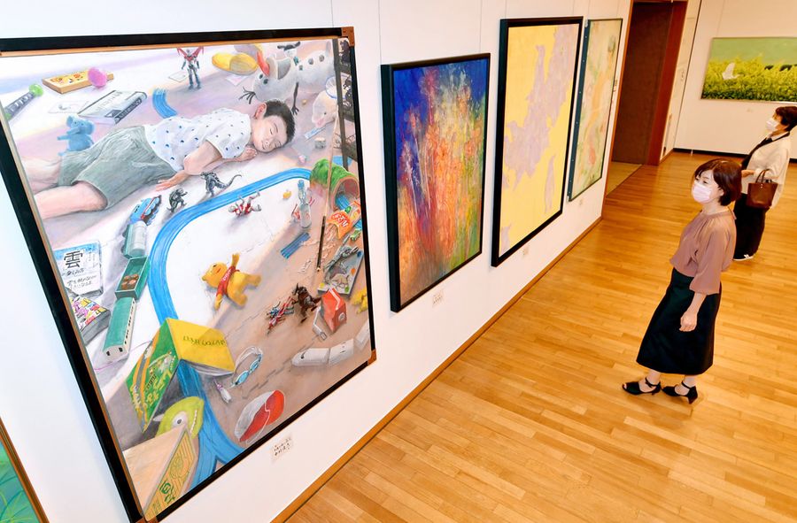 「第75回県展」が開幕し、来場者が力作の鑑賞を楽しんだ(高知市の県立美術館=山下正晃撮影)