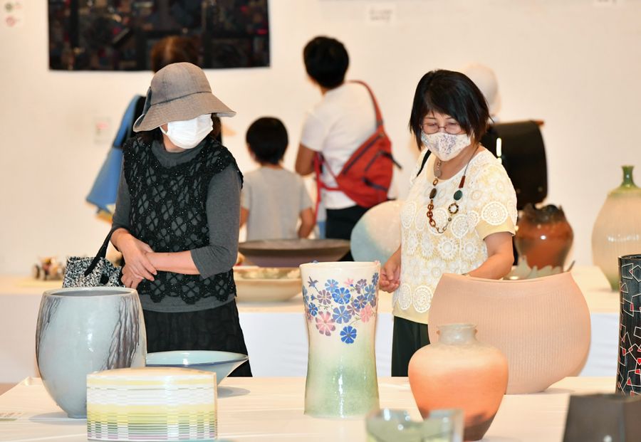 思い思いに作品を鑑賞する来場者たち (高知市の「かるぽーと」=山下正晃撮影)