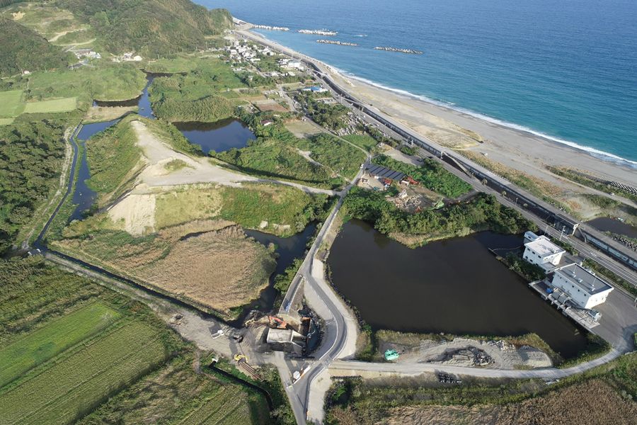 届け出以上に土砂が搬入された「小松の沼」(高知市春野町仁ノ=佐藤邦昭撮影)