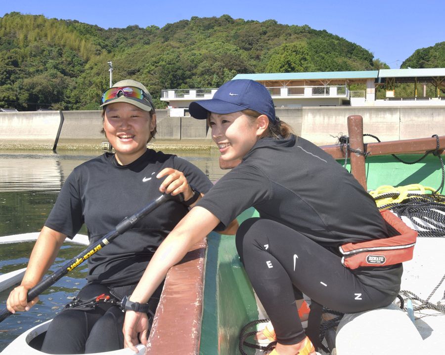 練習の合間、笑顔で談笑する井上由布子さん＝右＝と小松沙季選手（写真はいずれも須崎市浦ノ内東分）