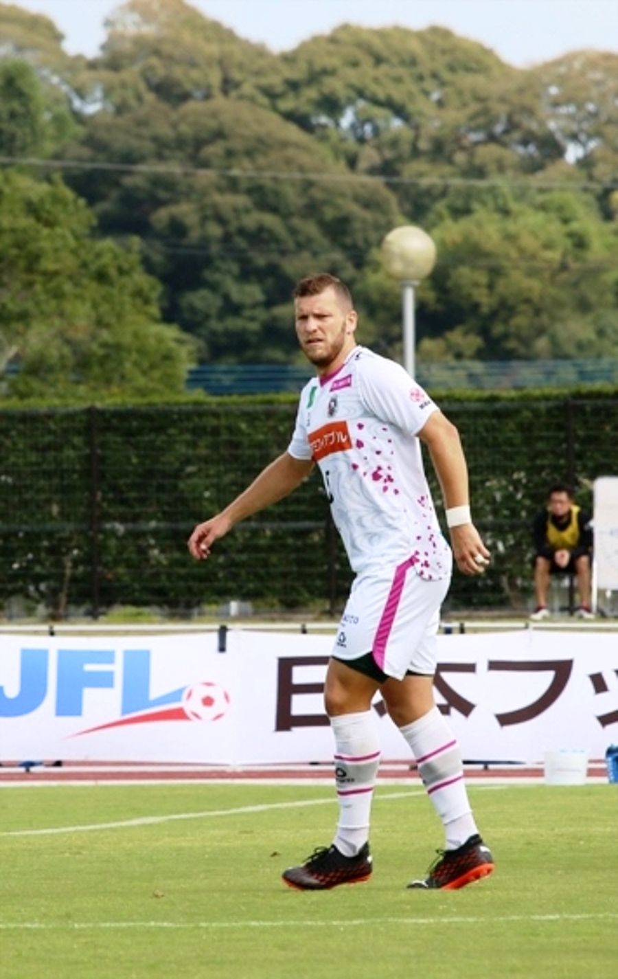 【ホンダロックSC―高知ユナイテッドSC】高知Uの全2得点に絡んだルーカス。積極的な守備も光った(宮崎市生目の杜運動公園=ホンダロック提供)