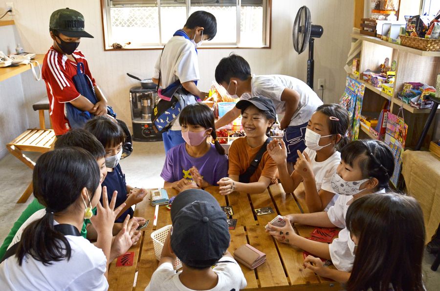 カードを使った「人狼ゲーム」で遊ぶ小学生(写真はいずれも黒潮町入野の「コンアンドオハナ」)