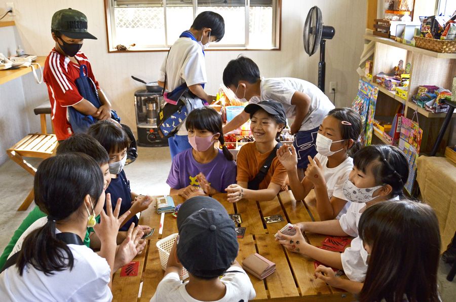 カードを使った「人狼ゲーム」で遊ぶ小学生（写真はいずれも黒潮町入野の「コンアンドオハナ」）