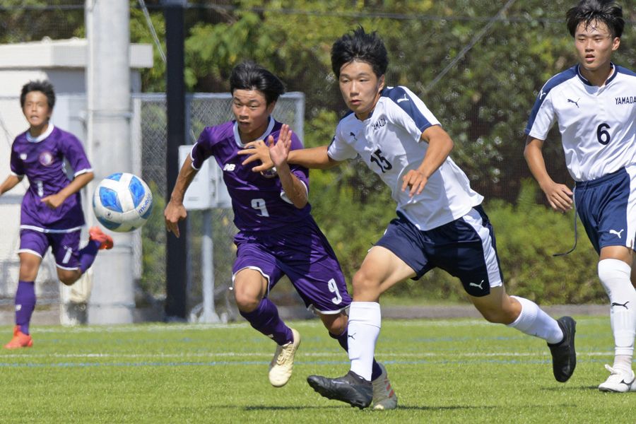 全国高校選手権県大会が開幕。1枚の全国切符を懸けた熱戦がスタートした(黒潮町フットボールセンターでの1回戦、山田―伊野商から=島本正人撮影)