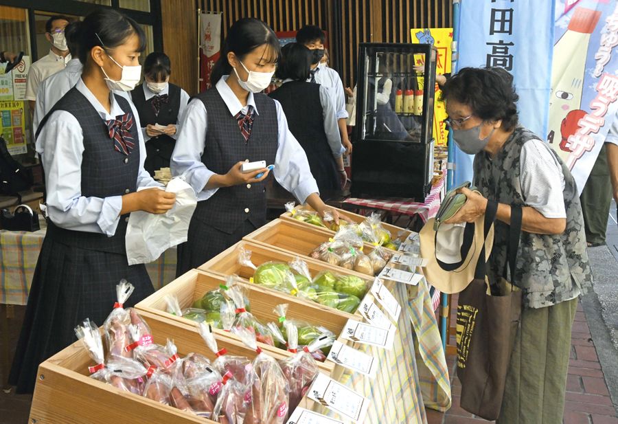 県内の特産品などを販売する山田高校生ら（香美市土佐山田町西本町１丁目の「ふらっと中町」）