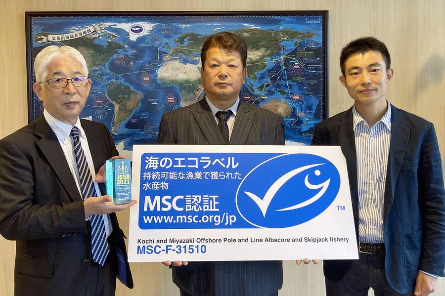 水産業界の画期的な活動として表彰を受けた高知かつお漁協の中田勝淑組合長=左=と、宮崎県の船主ら(宮城県気仙沼市)