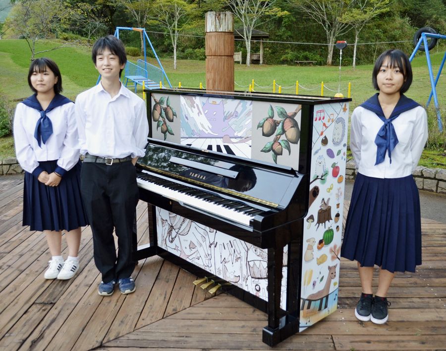 窪川高校生3人が秋らしい装いにデザインしたピアノ
