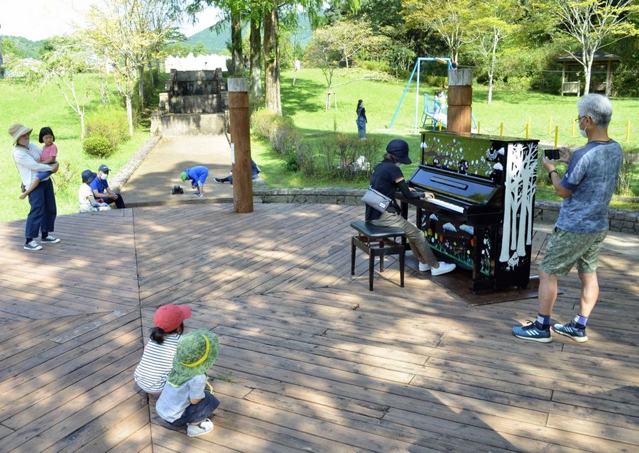 訪れた人が自由に演奏。周りの人も思い思いに聞き入る「森のピアノ」(写真はいずれも四万十町の四万十緑林公園)