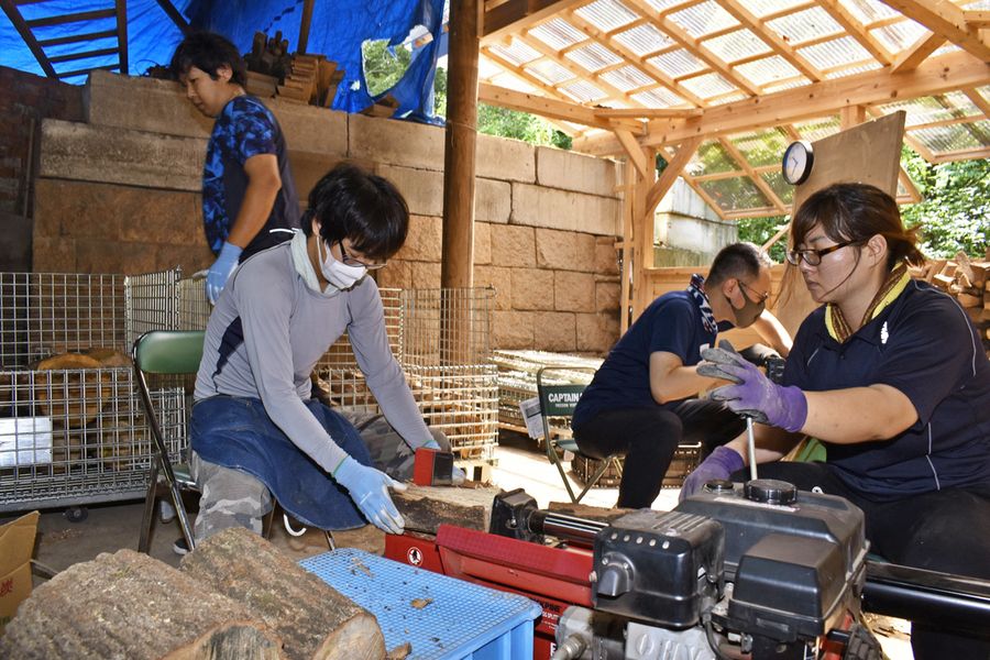 「農福連携」から「林福連携」へ。まきの製造現場でも生きづらさを抱えた人の受け入れが進んでいる（同市大井甲の「土佐備長炭　一」）