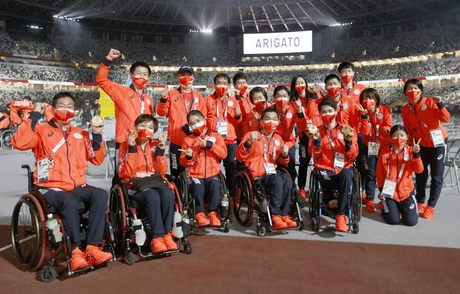 東京パラ閉会式で写真に納まるバドミントン日本代表。後列右から4人目は高知市出身の藤原大輔。日本代表の活躍で幕を閉じて1カ月余。祭典の後に残ったものは―(9月5日、東京・国立競技場)