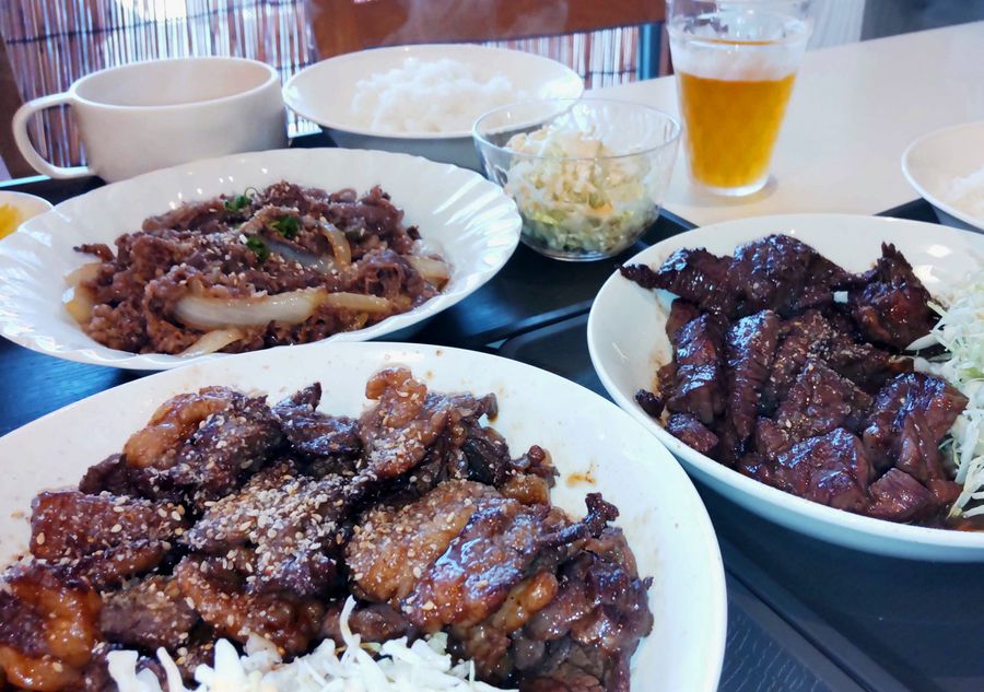 皿いっぱいに盛られた肉。食いしん坊も満足だ(写真はいずれも香南市野市町西野)